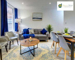 5 Bedroom - 5 Bathroom house close to Coventry City Centre with spacious kitchen Free Wi-fi and garden - 56HRC